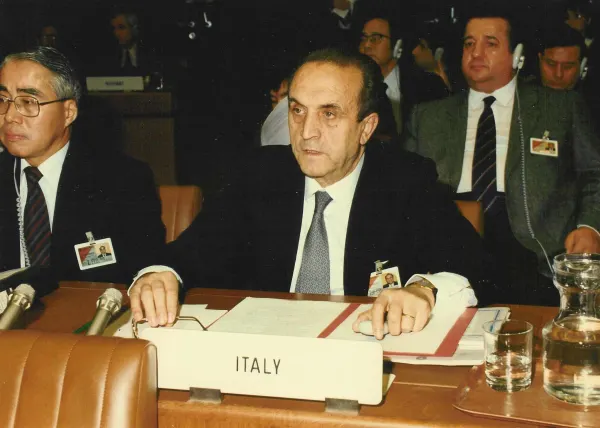 Gian Carlo Ruffino a una conferenza internazionale come rappresentante del Governo italiano