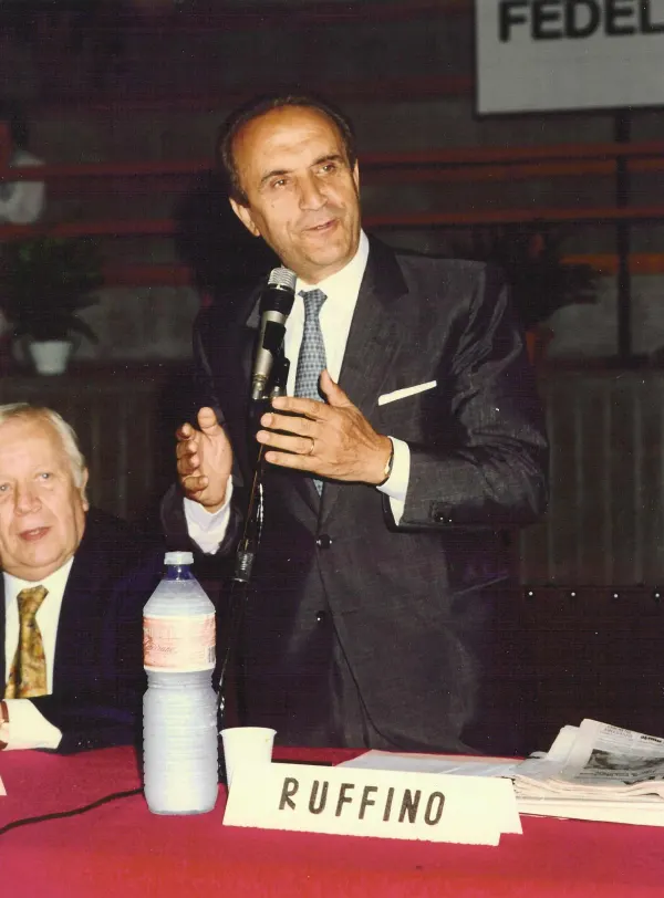 Gian Carlo Ruffino interviene al microfono a un convegno