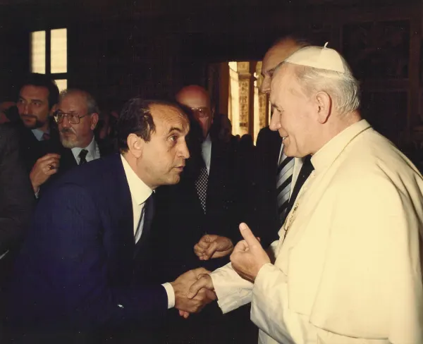 Gian Carlo Ruffino stringe la mano a papa Giovanni Paolo II