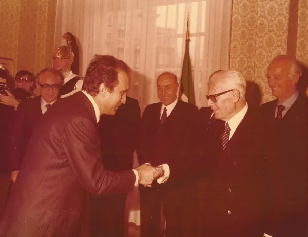Gian Carlo Ruffino stringe la mano a un'autorità durante una cerimonia